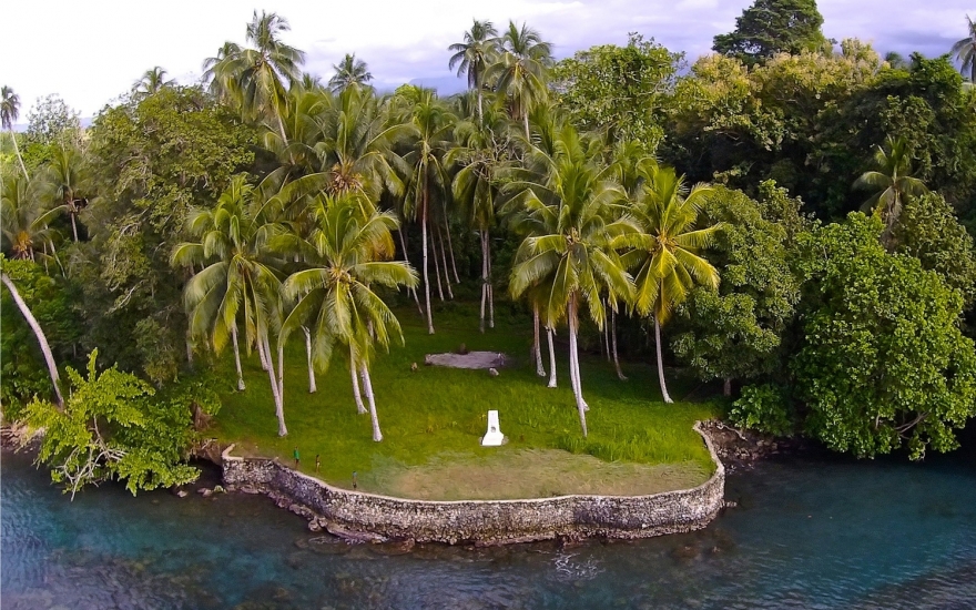На Берегу Маклая в 2014 году был отремонтирован памятный обелиск в честь ученого, установленный в 1970 году советскими моряками.