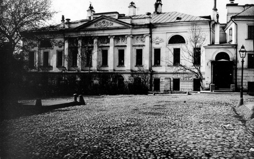 Городскую усадьбу Тургеневых-Боткиных в Петроверигском пер., 4, в Москве сейчас занимает фирма «Мостуризм»