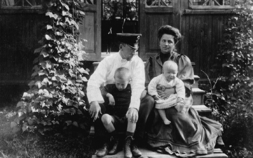 Родители Мити Лихачева с ним и его старшим братом Михаилом