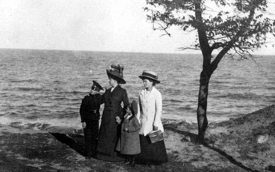 В 1912–1913 годах отец будущего академика работал в Одессе, где его навещала семья.