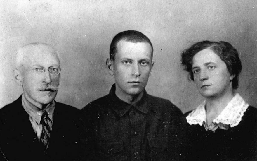 Заключенный Лихачев с родителями, навестившими его на Соловках, 1929 год