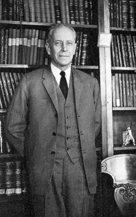 Академик Лихачев в своем домашнем кабинете