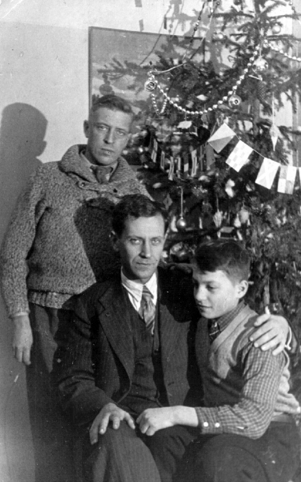 Д. С. Лихачев с братом Михаилом и племянником. 1938 год.