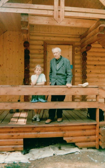 Дмитрий Сергеевич с правнучкой Верой