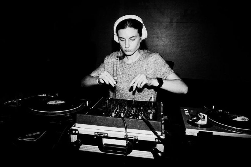 Пятница, 18 августа Karolina Bnv из Москвы — резидент объединения Techno Makes Sence и лейбла Incompetence. В послужном списке Каролины диджей-сеты в