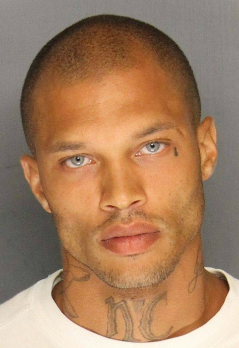 Именно эта фотография Джереми Микса появилась в Facebook-профиле калифорнийской полиции , лето 2014 года