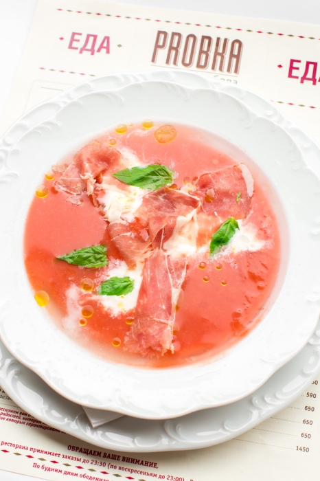 Холодный суп с томатами, домашней буратой и пармой, ресторан «Пробка»