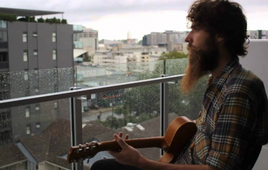 Бариста Арун Робертс в клипе собственной музыкальной группы