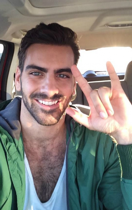 Найл ДиМарко общается на языке жестов