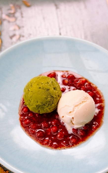 Земляника с сорбитом из щавеля и сливочным мороженым из гречи