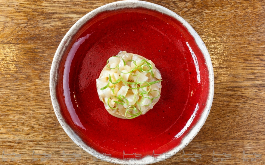 Тартар из гребешка с кокосовым соусом