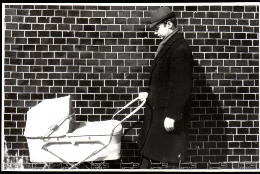 Отец Зинаиды Юрий Курбатов гуляет с дочерью