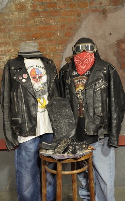 Кадр из фотосессии с раритетными винтажными рокерскими вещами. Фото К.Попов, стилист А.Ляшенко