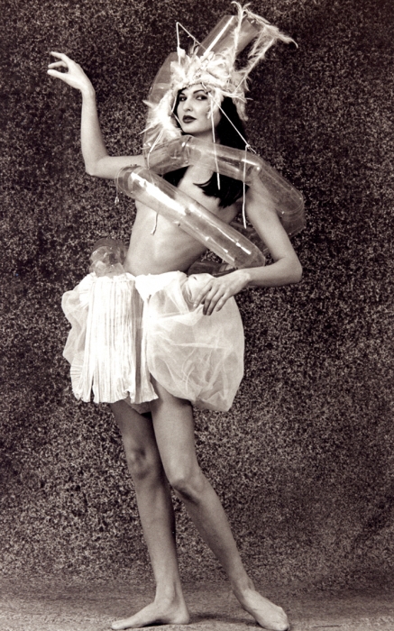 Девушка-лотерея. Костюм Светланы Петровой (театр Л.Э.М.) Фото Ивана Любимова, 1994 год