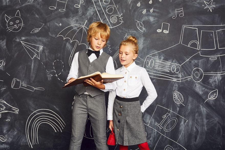 На мальчике: брюки IL GUFO (8290 рублей), жилет IL GUFO (5850 рублей), рубашка Dolce & Gabbana (11 150 рублей), бабочка Gucci (5790 рублей). На