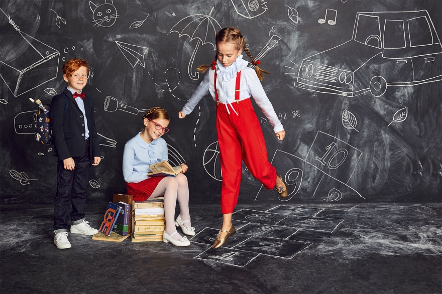 На мальчике: рубашка Dal Lago Club (7280 рублей), пиджак Aletta (12 100 рублей), бабочка Dal Lago Club (3275 рублей), джинсы Ralph Lauren (3715 рублей