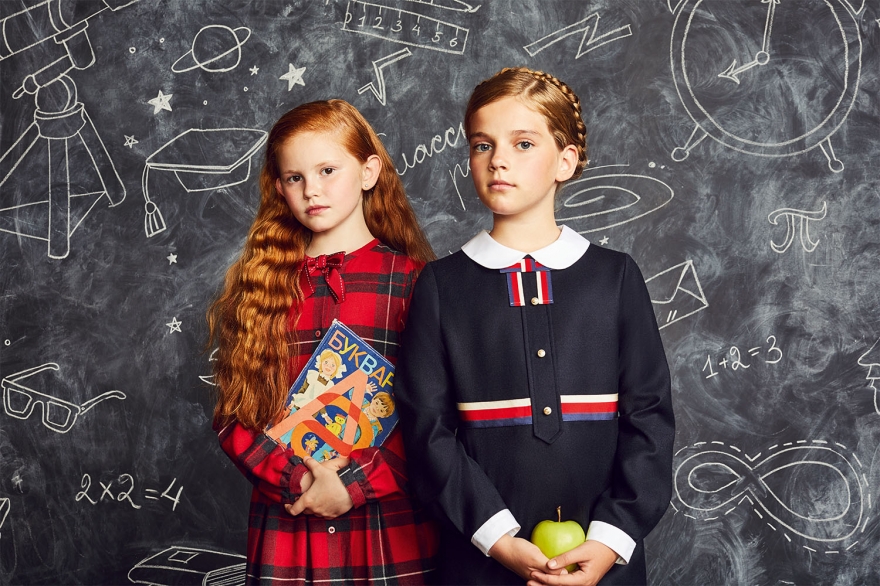 На девочке слева: платье Dolce & Gabbana (18 250 рублей). На девочке справа: платье Gucci (35 650 рублей)