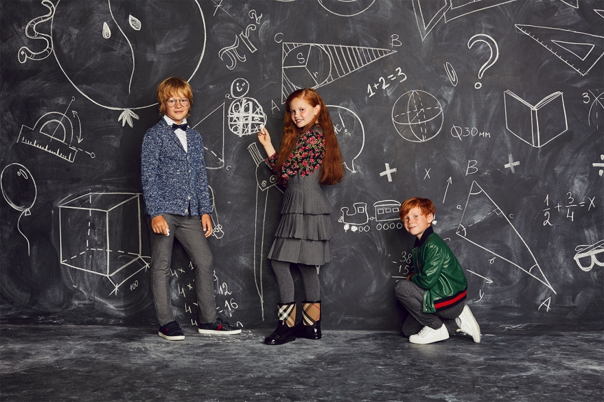 На мальчике слева: рубашка Dal Lago Club (6190 рублей), бабочка Dal Lago Club (3 275 рублей), кроссовки Gucci (20 700 рублей). На девочке: блуза Dolce