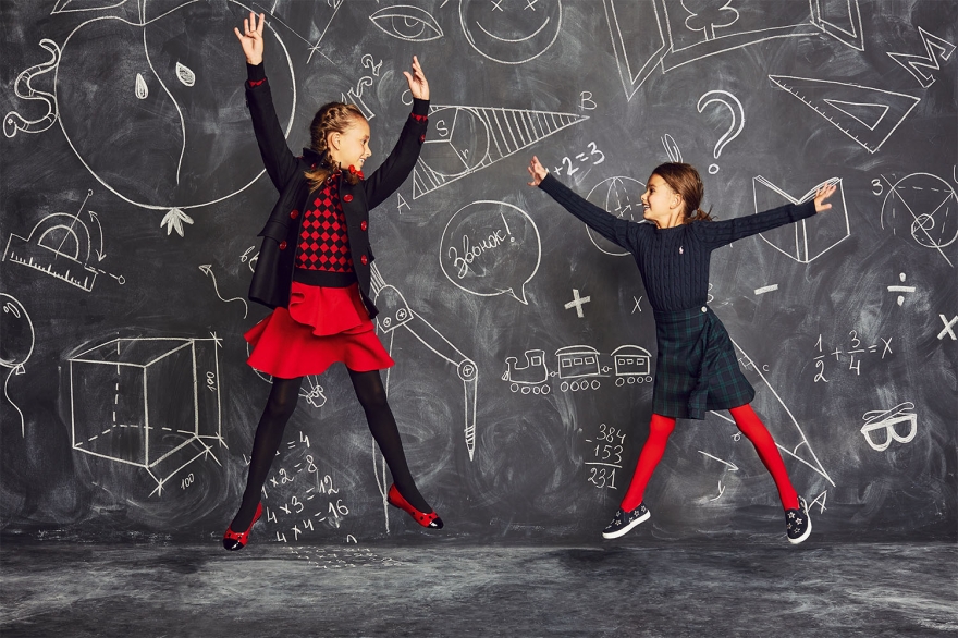 На девочке слева: юбка Oscar de la Renta (17 650 рублей), Balmain Kids (27 300 рублей), пальто Burberry (24 550 рублей), балетки Dolce & Gabbana (18