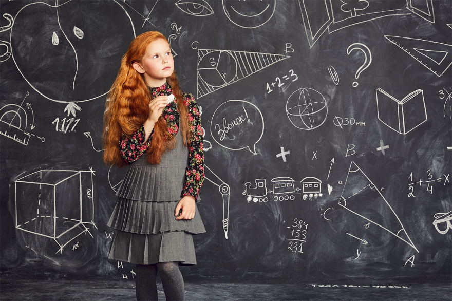 Блуза Dolce & Gabbana (19 950 рублей), сарафан Aletta (11 950 рублей)