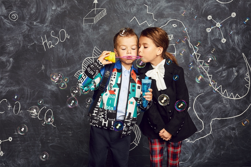 На мальчике: брюки Burberry (6850 рублей), рубашка Burberry (6995 рублей), Fendi Roma (29 950 рублей), рюкзак Dolce & Gabbana (21 500 рублей). На