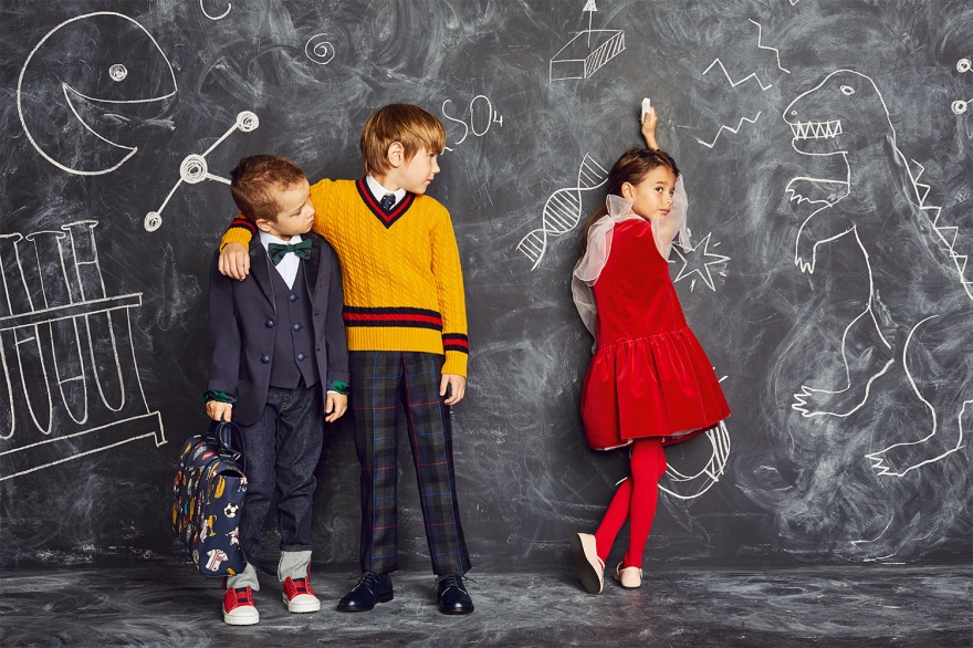 На мальчике слева: пиджак Fendi Roma (30 900 рублей), жилет Fendi Roma (14 600 рублей), рубашка Fendi Roma (15 150 рублей), бабочка Fendi Roma (5290