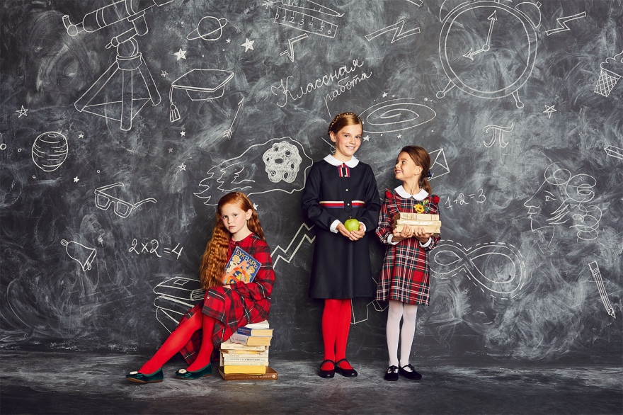 На девочке слева: платье Dolce & Gabbana (18 250 рублей), балетк DAVID CHARLES (17 300 рублей). На девочке в центре: платье Gucci (35 650 рублей