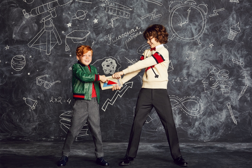 На мальчике слева: брюки IL GUFO (6825) рублей, поло Ralph Lauren (2960 рублей), куртка Gucci (110 000 рублей). На мальчике справа: свитер Moncler (18