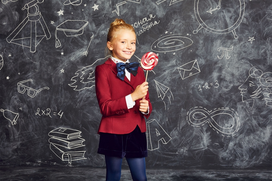 Шорты Oscar de la Renta (9950 рублей), бабочка Aletta (1405 рублей), пиджак Aletta (11 800 рублей), блуза Dolce & Gabbana (14 350 рублей)