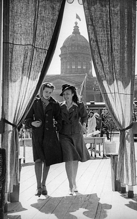 Модные жительницы Ленинграда, май 1941 года