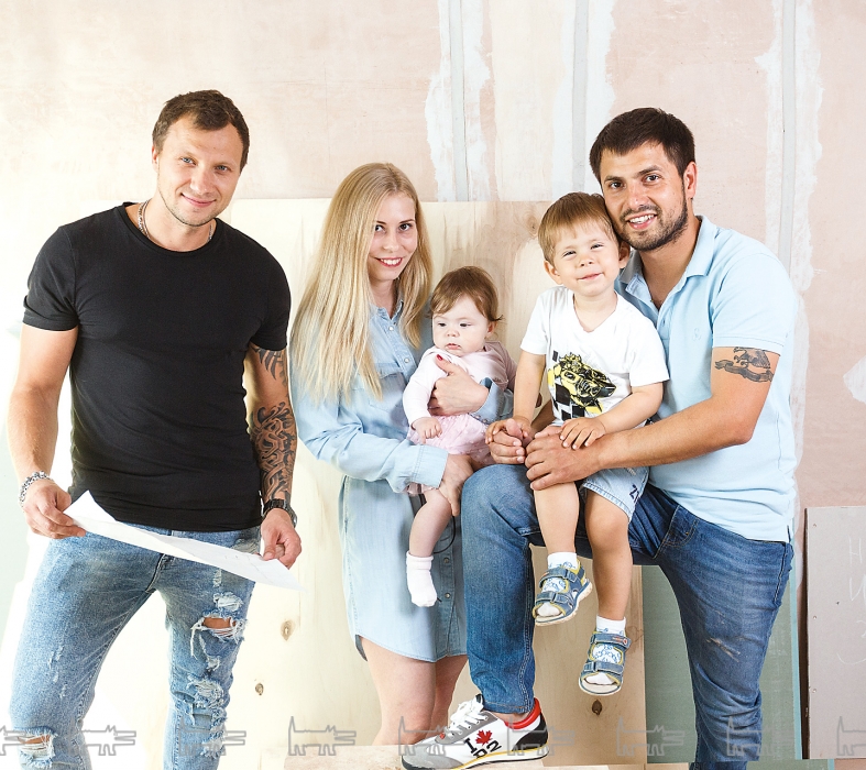 Дизайнер Александр Бурцев и владельцы квартиры Татьяна и Алмаз Ситдиковы с сыном Тимуром и дочкой Мией