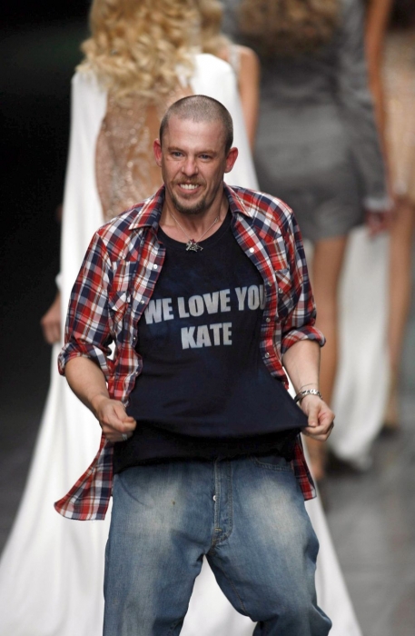 Александр Маккуин в поддержку Кейт Мосс, которая почти лишилась статуса супермодели из-за громкого кокаинового скандала