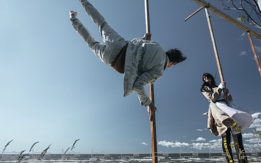 На Алене: джинсы Off-White, платье Carven, плащ Alexander Wang (все — ДЛТ), ремень Marni (Au Pont Rouge). На Алексее: джинсовый костюм G-Star Raw