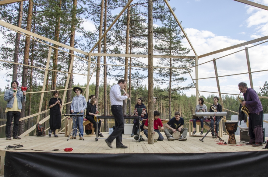 Выступление оркестра «Антон тут рядом»