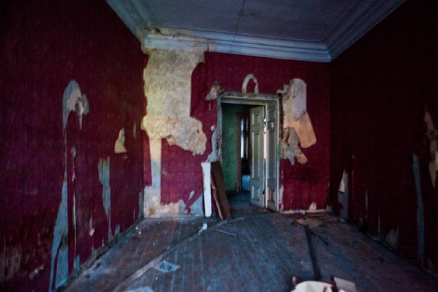 Внутри квартиры писателя