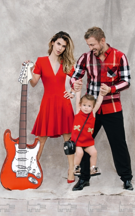 На Анне: туфли Jimmy Choo, платье Alexander McQueen. На Глебе: рубашка и обувь Burberry, брюки Acne Studios. На Оливии: платье Dolce & Gabbana