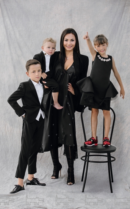 На Инне: платье и жакет Alexander Wang, ботфорты Gianvito Rossi. На Диме: костюм, рубашка и туфли Dolce & Gabbana. На Дане: костюм и рубашка Dolce