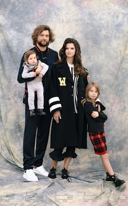 На Анне: свитер Helmut Lang, брюки MSGM, пальто Off-White, кроссовки Balenciaga. На Микаэле: бомбер и брюки Gucci, футболка Balenciaga, кроссовки