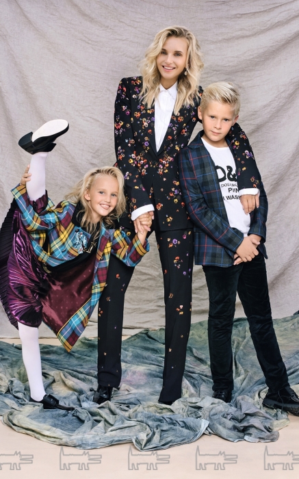 На Лилии: брючный костюм Givenchy, рубашка Dolce & Gabbana, ботильоны Saint Laurent. На Алене: пальто и юбка Gucci, футболка Balmain, туфли Dsquared2