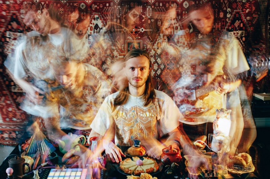 Суббота, 2 сентября«Диалог» в Jam Bar — это 3 сцены, 7 часов непрерывной инди-музыки, 25 коллективов и более 50 музыкальных стилей. Лайн-ап потрясает