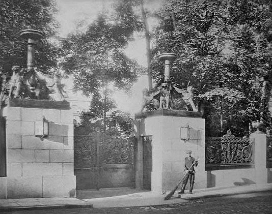 Ворота с грифонами на улице Профессора Попова