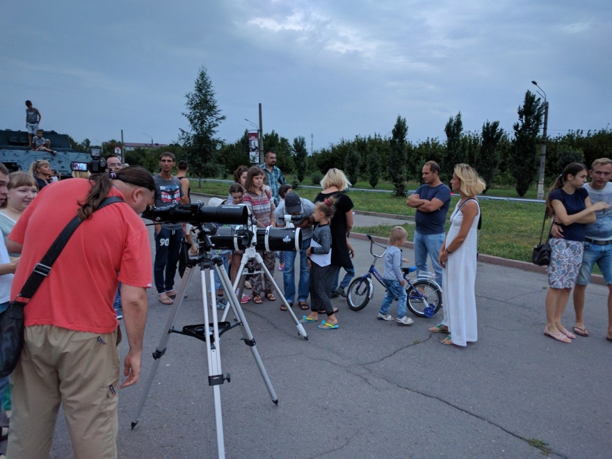 Жители проспекта Победы собрались полюбоваться на лунное затмение 7.08.2017