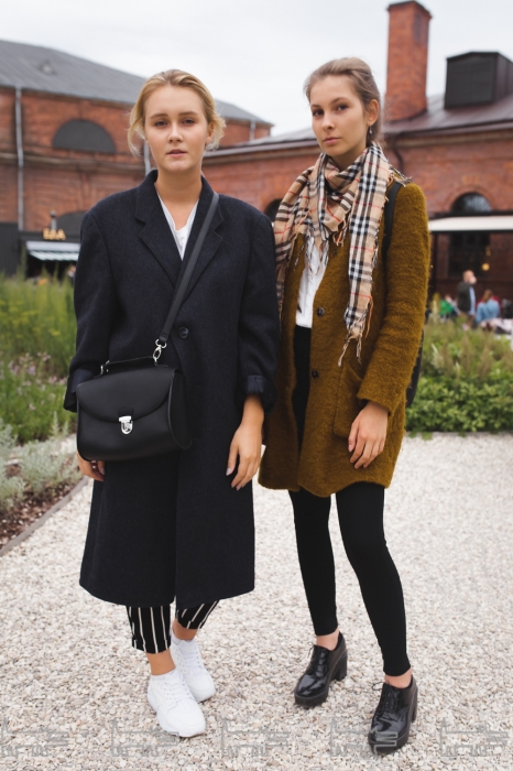 Настя и Алина. На Насте (слева): пальто из секонд-хенда, сумка и брюки Bershka. На Алине (справа): пальто Zara