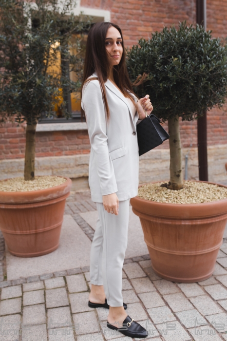 Карина Ренье: костюм Uniqlo, сумка Guess