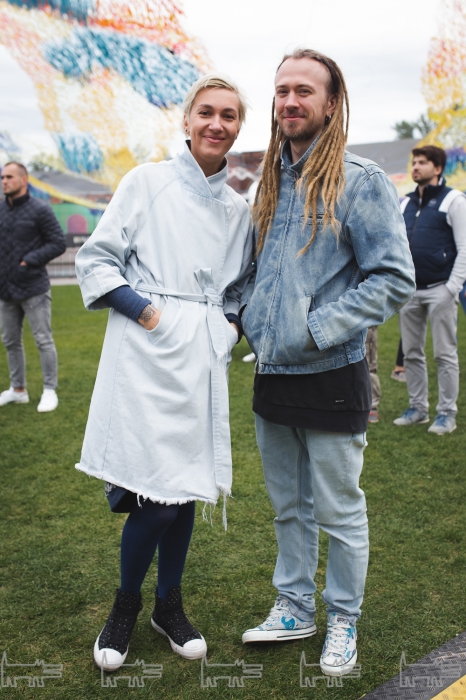 Катерина и Кирилл: одежда от корейских дизайнеров, обувь Converse