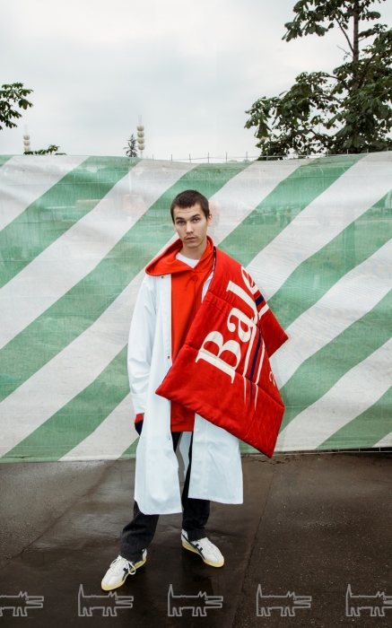 Плащ Vetements, худи и шарф Balenciaga, джинсы Vetements x Levi's, (все — SVMoscow), кеды Onitsuka Tiger (BNWT)