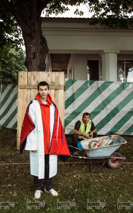 Плащ Vetements, худи и шарф Balenciaga, джинсы Vetements x Levi's, (все — SVMoscow), кеды Onitsuka Tiger (BNWT)