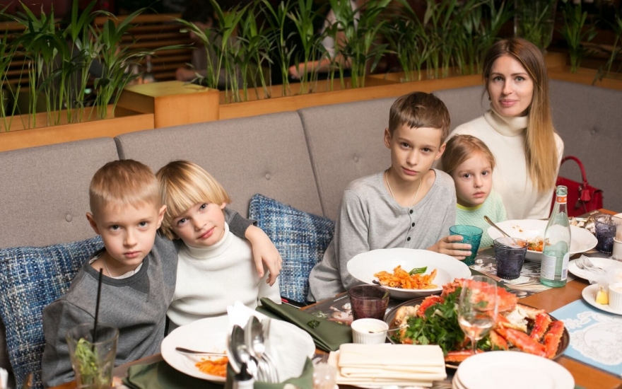 Анна Семак с детьми в ресторане Italy на Московском проспекте