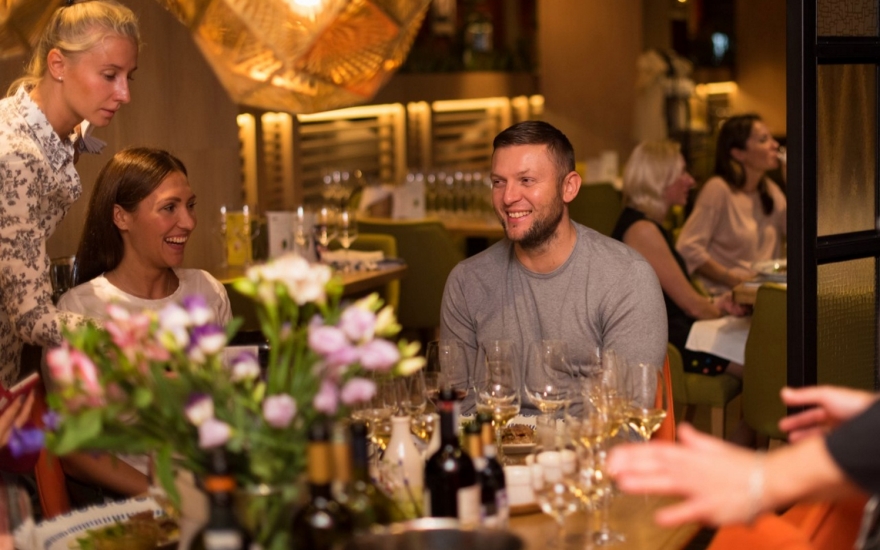 Артем Бровков (группа Krec) с супругой в ресторане Italy на проспекте Энгельса