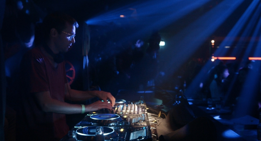 «Когда я думаю о Германии ночью», режиссер Ромуальд Кармакар Главные герои ночного Берлина — Рикардо Виллалобос, Роман Флюгель, Move D, Ata и Соня